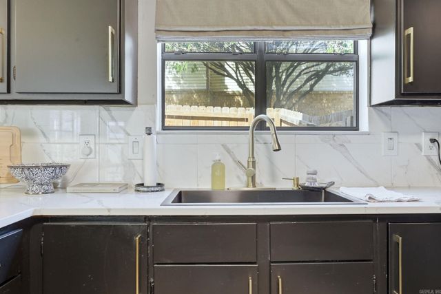 8 Willow Oak Court, Little Rock, AR 72211