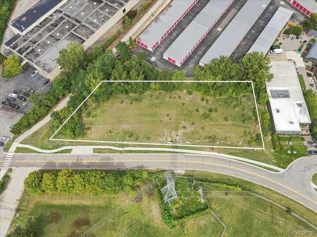 1992 Pontiac Drive, Bloomfield Charter Township, MI 48320