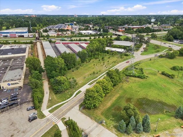 1992 Pontiac Drive, Bloomfield Charter Township, MI 48320