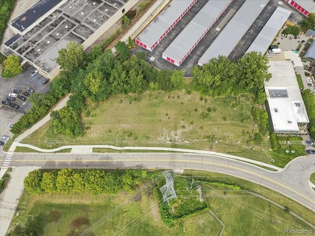 1992 Pontiac Drive, Bloomfield Charter Township, MI 48320