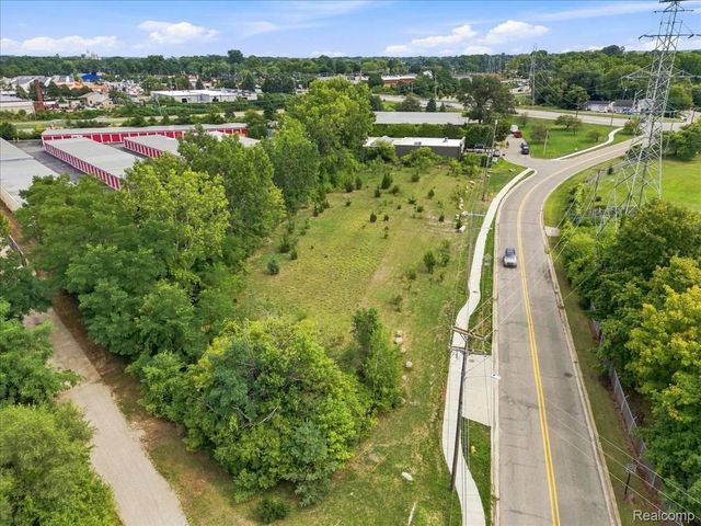 1992 Pontiac Drive, Bloomfield Charter Township, MI 48320