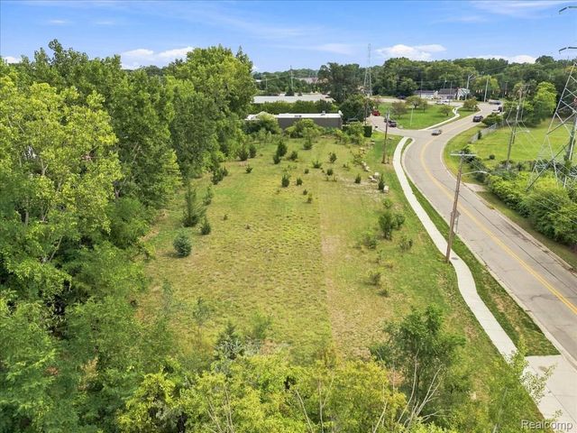 1992 Pontiac Drive, Bloomfield Charter Township, MI 48320
