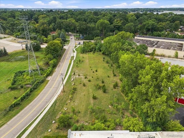 1992 Pontiac Drive, Bloomfield Charter Township, MI 48320