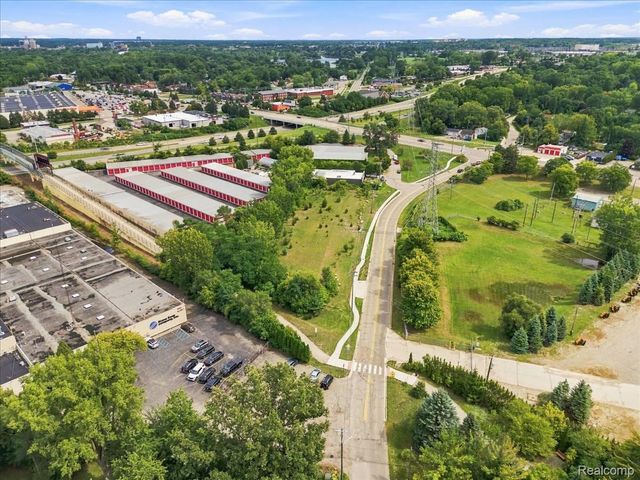 1992 Pontiac Drive, Bloomfield Charter Township, MI 48320