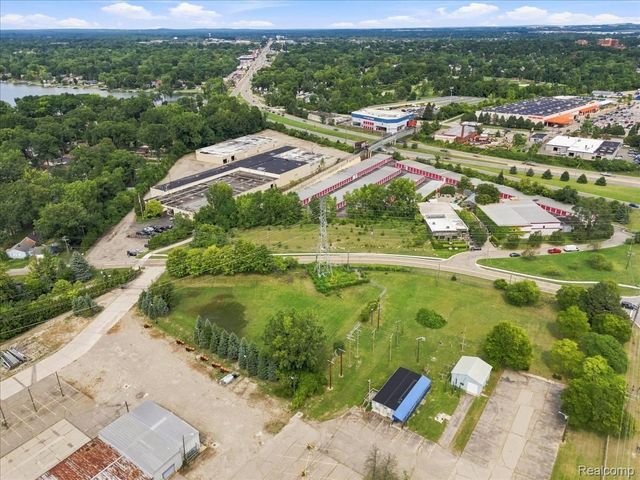 1992 Pontiac Drive, Bloomfield Charter Township, MI 48320