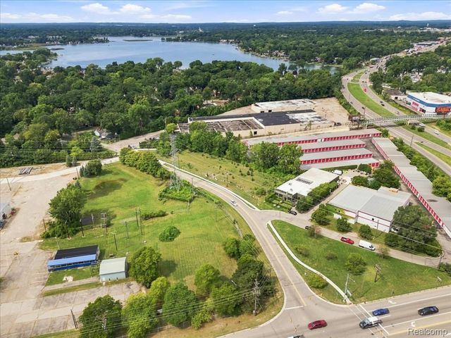 1992 Pontiac Drive, Bloomfield Charter Township, MI 48320