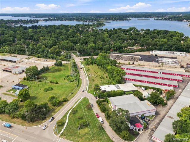 1992 Pontiac Drive, Bloomfield Charter Township, MI 48320