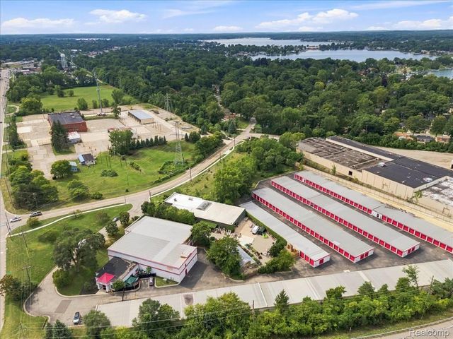 1992 Pontiac Drive, Bloomfield Charter Township, MI 48320