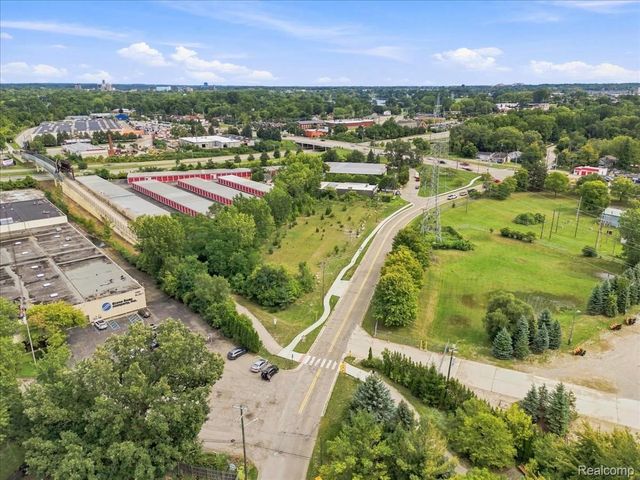1992 Pontiac Drive, Bloomfield Charter Township, MI 48320