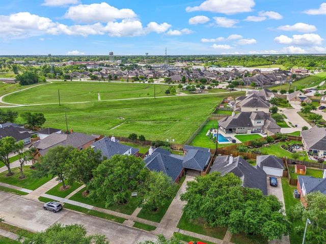 2704 Pebble Creek Drive, Pearland, TX 77581