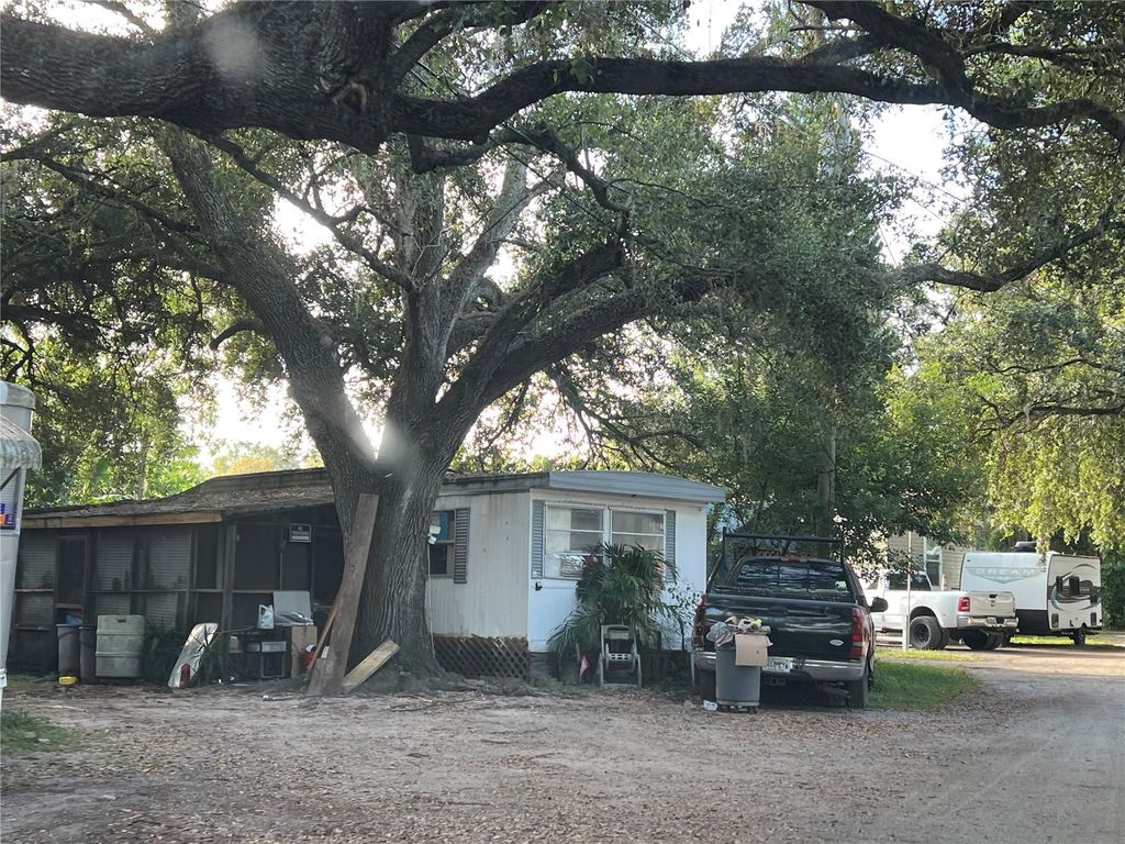 Image 5 of property listing at 8601 E SLIGH AVENUE, Tampa, FL 33610