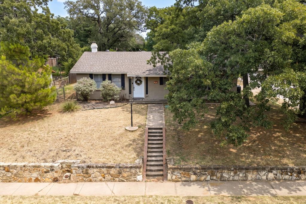 1006 N Lucas Drive, Grapevine, TX 76051
