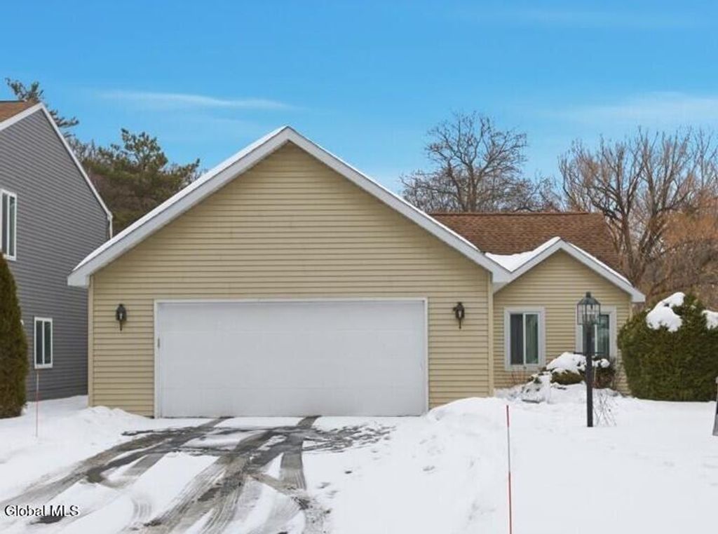 22 Loudonwood East, Colonie, NY 12211