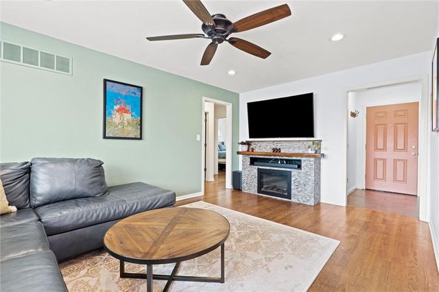 8213 Kenwood Avenue, Kansas City, MO 64131