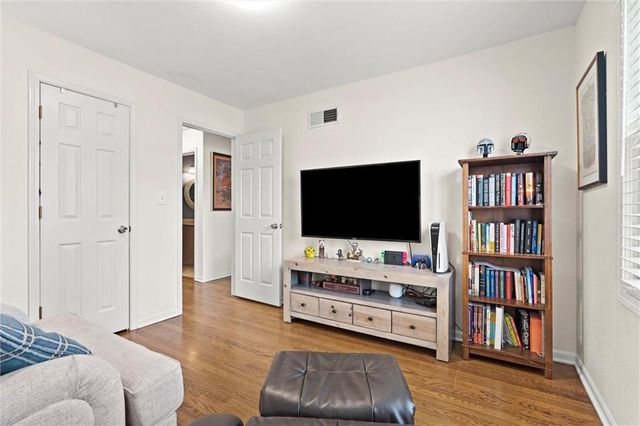 8213 Kenwood Avenue, Kansas City, MO 64131