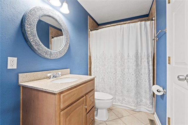 8213 Kenwood Avenue, Kansas City, MO 64131