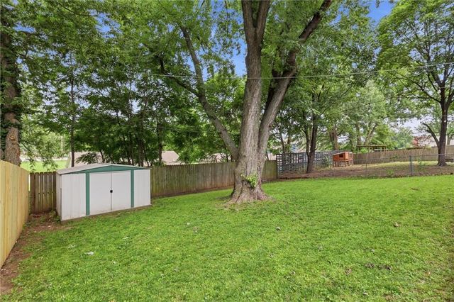 8213 Kenwood Avenue, Kansas City, MO 64131