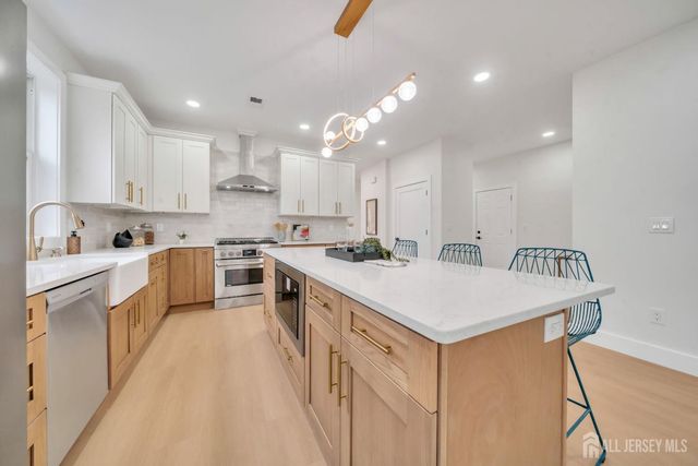 66 Garden Terrace, Edison, NJ 08817