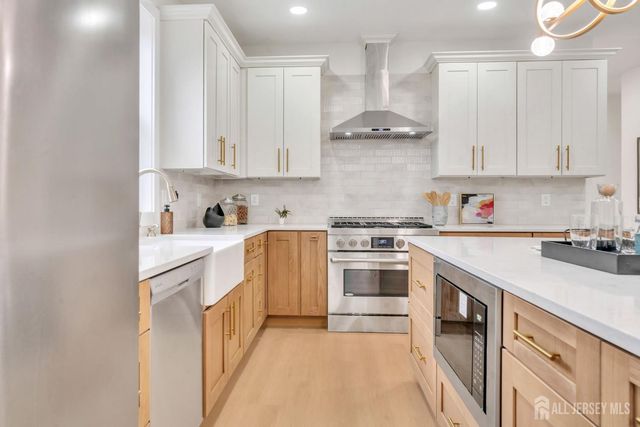 66 Garden Terrace, Edison, NJ 08817