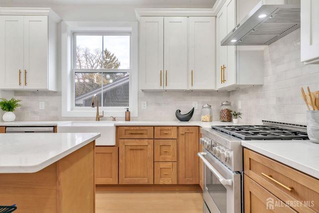 66 Garden Terrace, Edison, NJ 08817