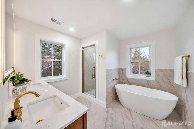 66 Garden Terrace, Edison, NJ 08817