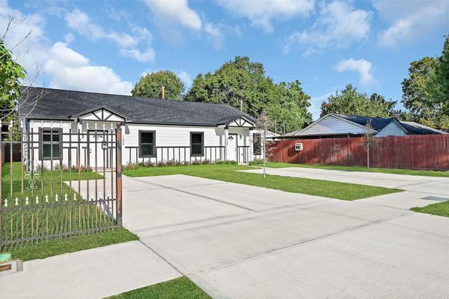 12009 Meadowgreen Street A, Houston, TX 77076