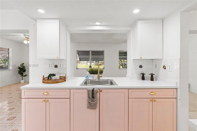 5706 NW 81st Ave, Tamarac, FL 33321