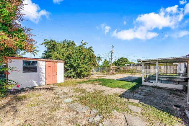 330 W 22nd Court, Riviera Beach, FL 33404