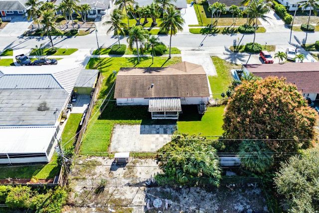 330 W 22nd Court, Riviera Beach, FL 33404