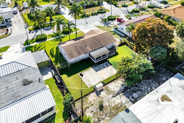 330 W 22nd Court, Riviera Beach, FL 33404