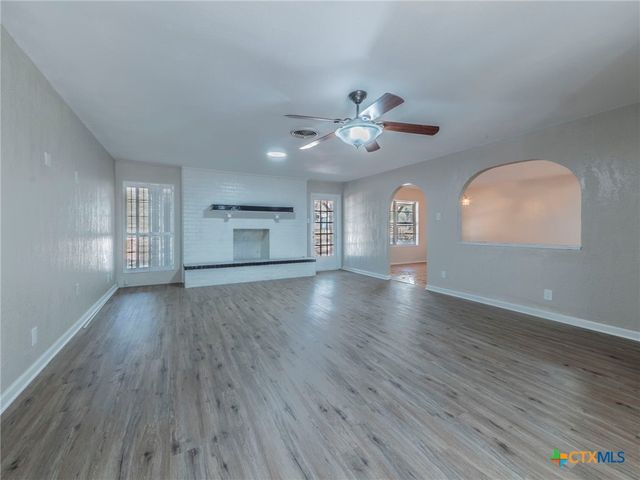 105 Live Oak Drive, Pleasanton, TX 78064