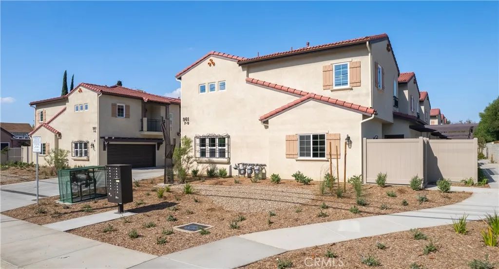 961 E Phillips Boulevard 01, Pomona, CA 91766