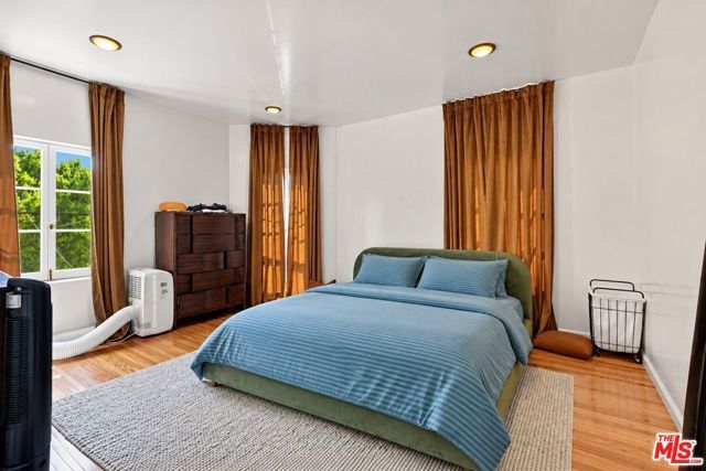 942 S Mansfield Avenue, Los Angeles, CA 90036