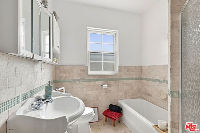 942 S Mansfield Avenue, Los Angeles, CA 90036