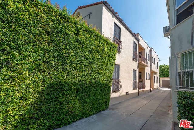 942 S Mansfield Avenue, Los Angeles, CA 90036