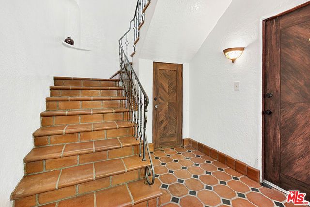 942 S Mansfield Avenue, Los Angeles, CA 90036