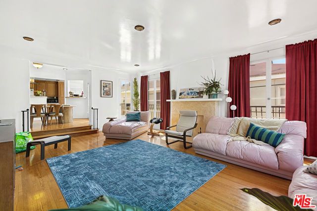 942 S Mansfield Avenue, Los Angeles, CA 90036