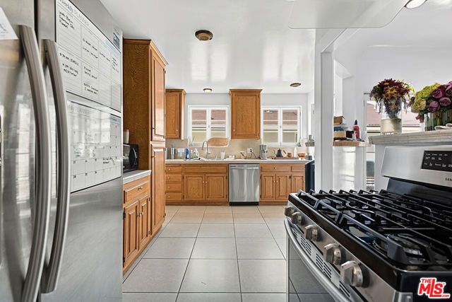 942 S Mansfield Avenue, Los Angeles, CA 90036