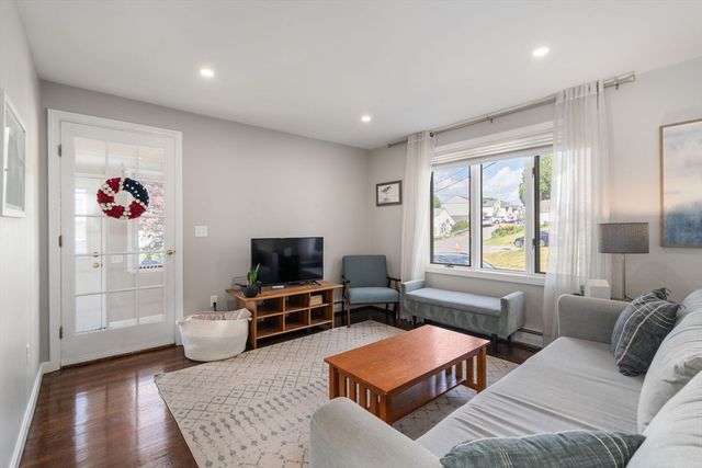 38 Overlook Rd, Waltham, MA 02451
