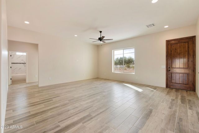 48111 N 7TH Avenue, New River, AZ 85087