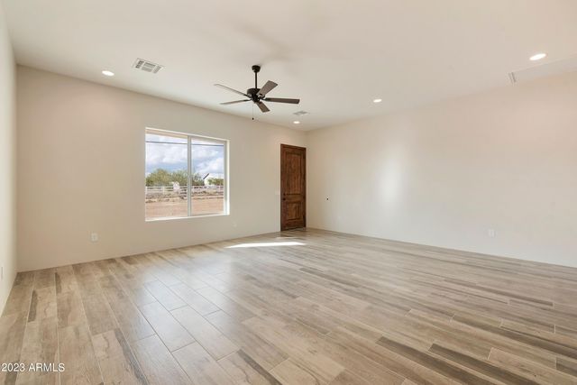 48111 N 7TH Avenue, New River, AZ 85087