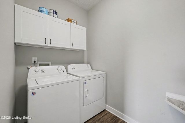 6420 Oak Village Dr, Louisville, KY 40228