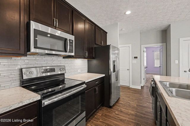 6420 Oak Village Dr, Louisville, KY 40228