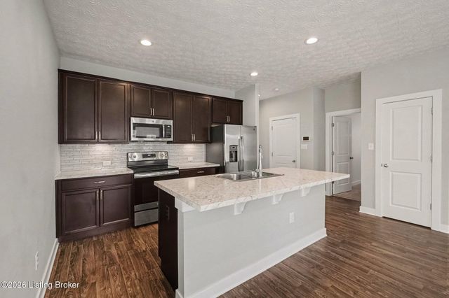 6420 Oak Village Dr, Louisville, KY 40228
