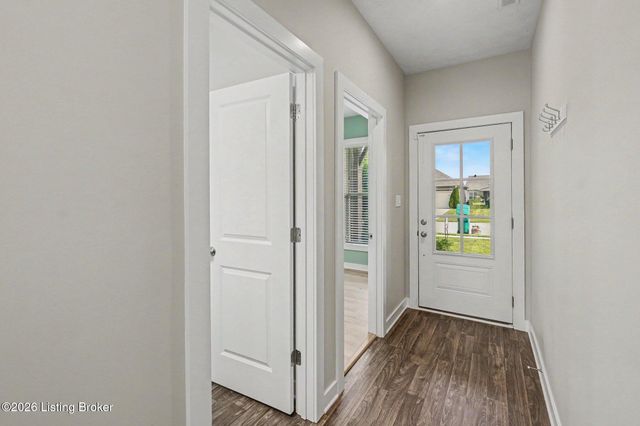 6420 Oak Village Dr, Louisville, KY 40228