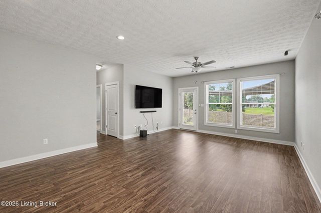 6420 Oak Village Dr, Louisville, KY 40228