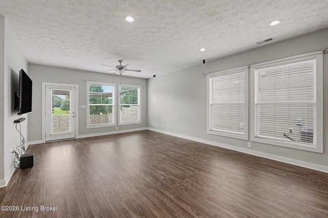 6420 Oak Village Dr, Louisville, KY 40228