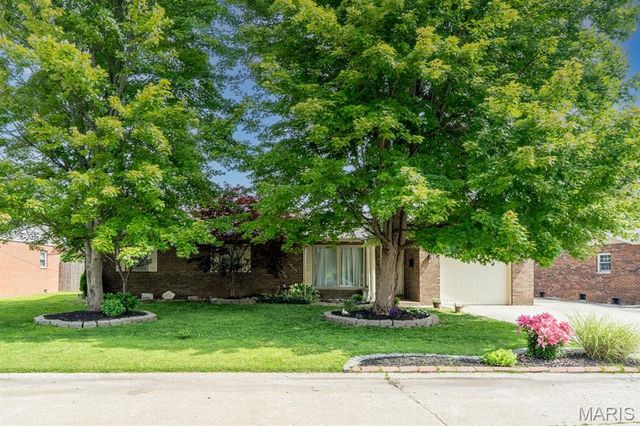 33 Snowbird Lane, Granite City, IL 62040