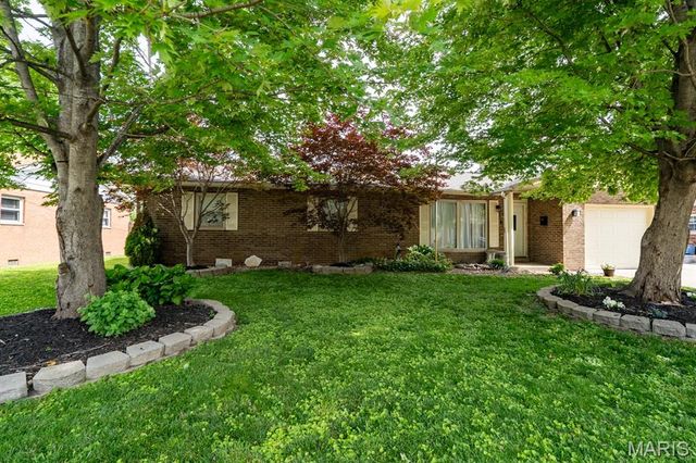 33 Snowbird Lane, Granite City, IL 62040