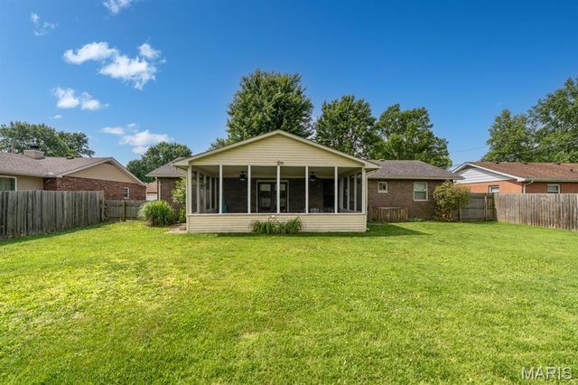 33 Snowbird Lane, Granite City, IL 62040